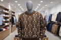Pull jacquard marron à motifs blancs