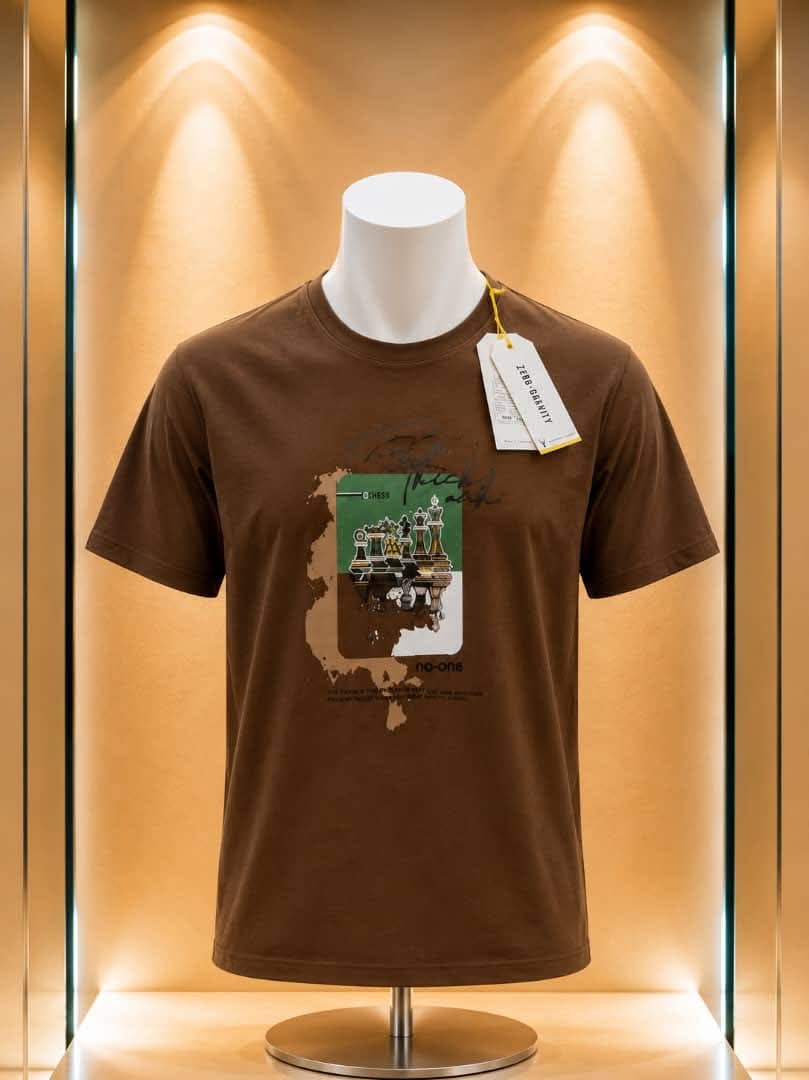 T-shirt marron imprimé échecs